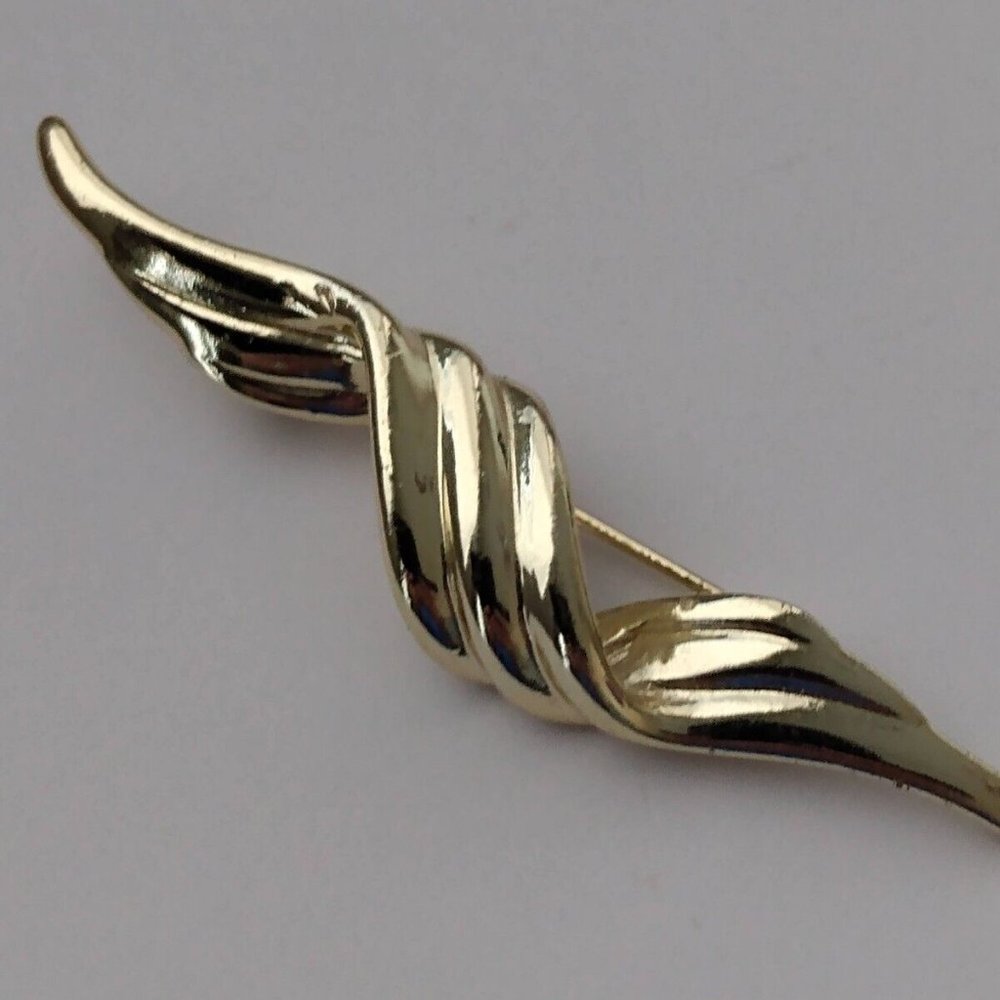 Gold Tone Twist Fashion Brooch Lapel Pin